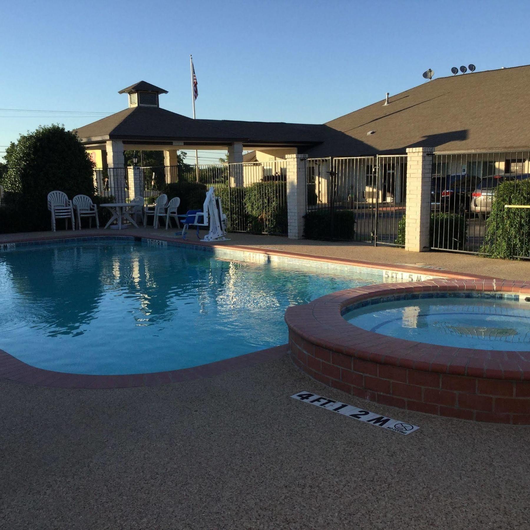 Super 8 By Wyndham Cleburne Motel Екстериор снимка